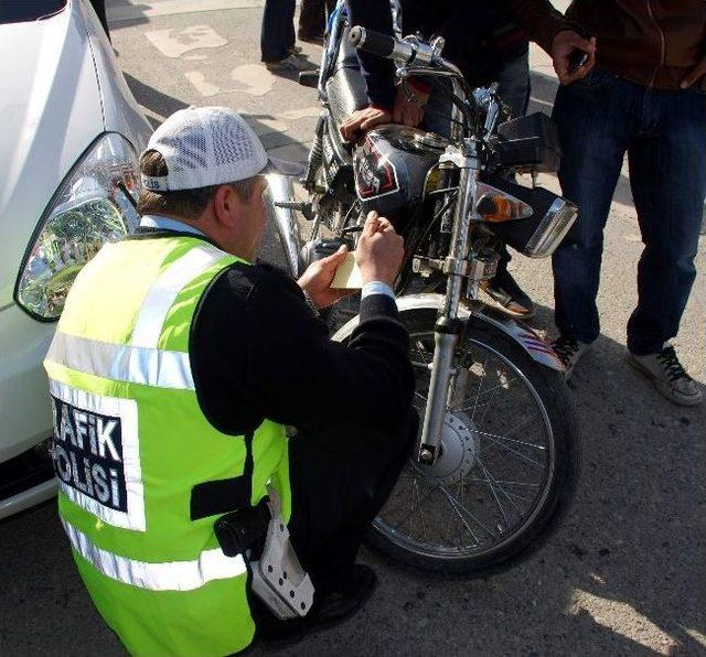 Trafik Polisleri Uygunsuz Motosikletlere Göz Açtırmıyor