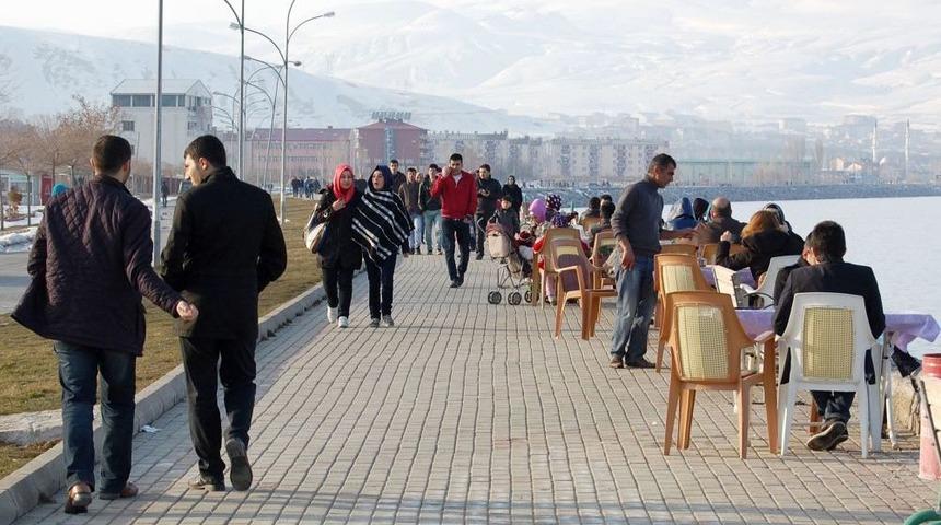 Tatvan&rsquo;da Iki Mevsim Bir Arada Yaşanıyor