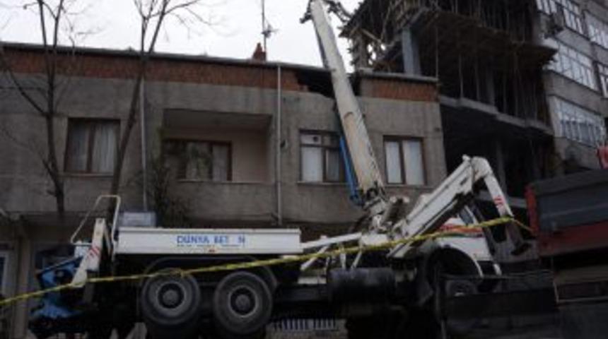 Beton Pompalama Aracı Binanın &Uuml;zerine Devrildi