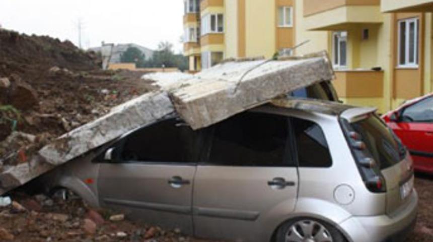 İstinat duvarı ara&ccedil;ların &uuml;zerine yıkıldı