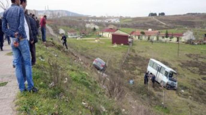 Şarampole Yuvarlanan Ara&ccedil;tan Sağ &Ccedil;ıktılar