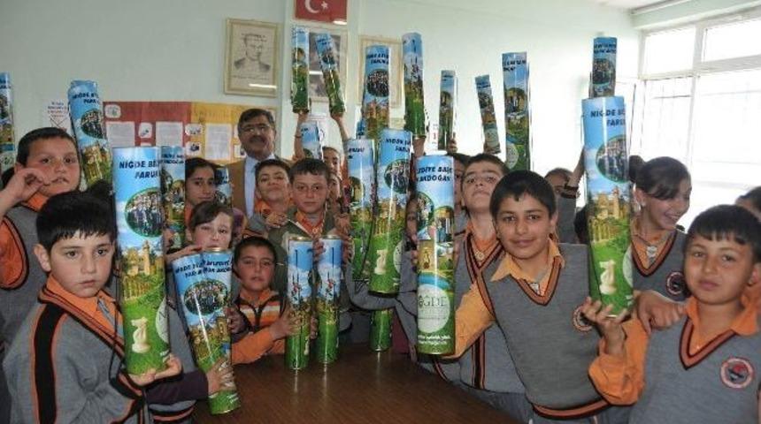 Belediye Başkanı Öğrencilere Satranç Takımı Hediye Etti