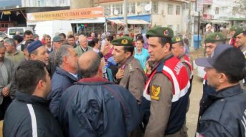 Edremit'teki Sel Mağdurları &Ccedil;anakkale-İzmir Yolunu Kapattı
