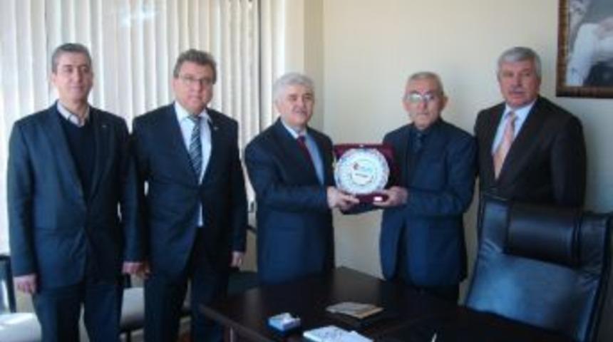 56 Yıllık Esnaf &Ccedil;akırsoy&rsquo;a Onur Plaketi