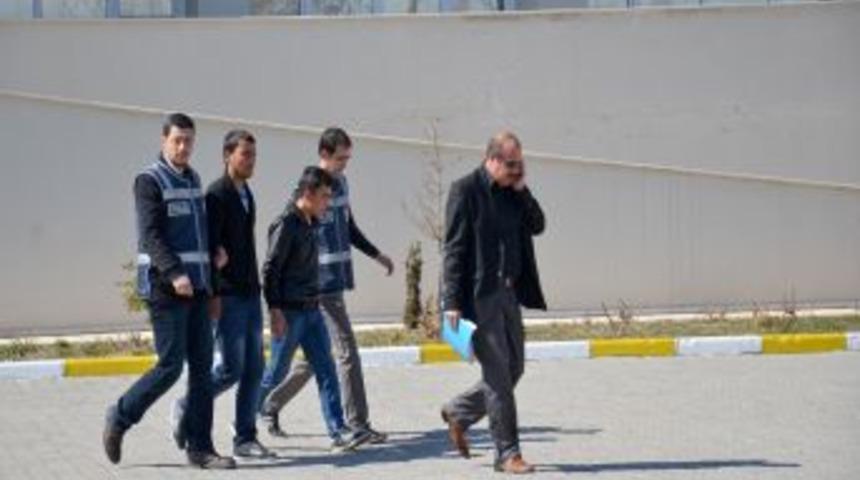 Tartıştığı Arkadaşını Mangal Şişi Ile &Ouml;ld&uuml;rd&uuml;