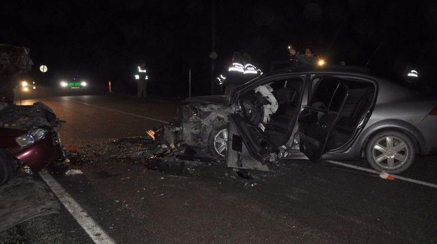 Bolu'da Iki Araç Kafa Kafaya Çarpıştı: 1'i Ağır 6 Yaralı