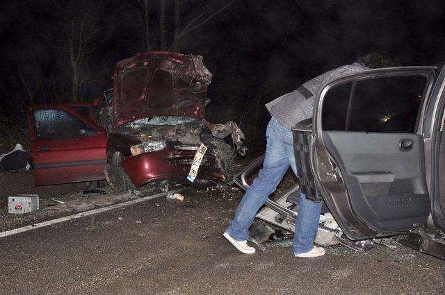 Bolu'da Iki Araç Kafa Kafaya Çarpıştı: 1'i Ağır 6 Yaralı