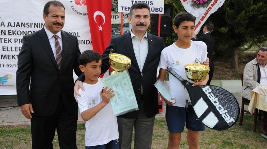 'Raket Tutan Eller' Projesiyle 48 &Ccedil;ocuk Tenis &Ouml;ğrendi
