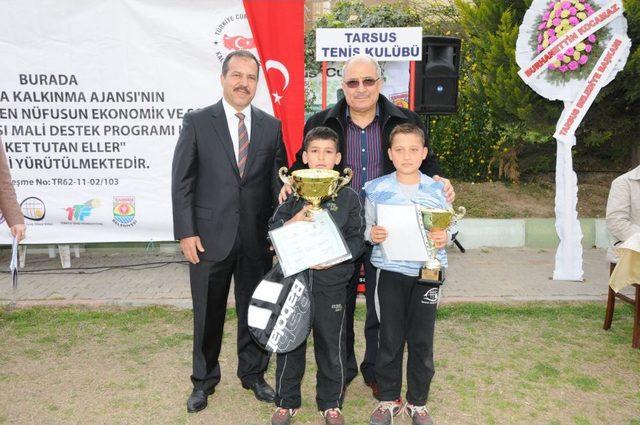 'Raket Tutan Eller' Projesiyle 48 Çocuk Tenis Öğrendi