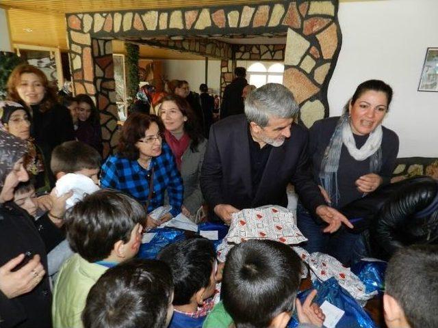 Edremit Müftülüğü Kimsesizleri Kahvaltıda Buluşturdu