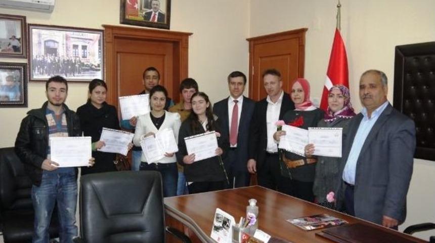 Bilgisayar Kursiyerleri Belgelerini Aldı