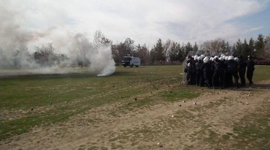 Polis Tatbikat Ger&ccedil;ekleştirdi