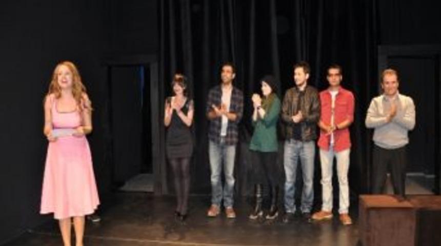 Kurdele Ya Da Artı Sonsuz G&ouml;r&uuml;c&uuml;ye &Ccedil;ıktı