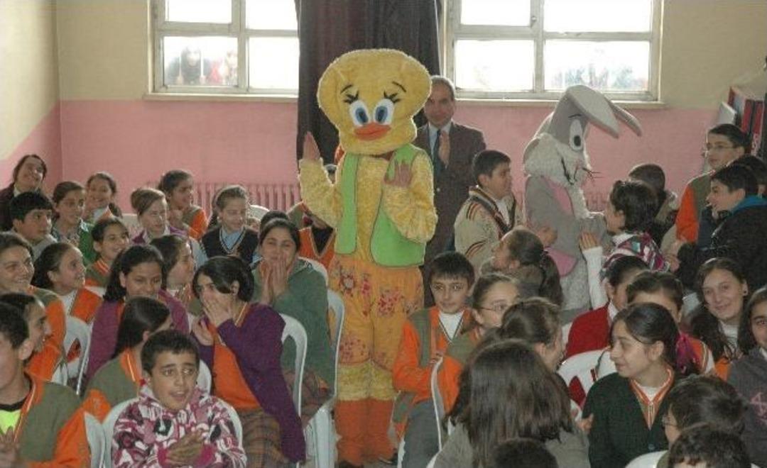 İstanbul&rsquo;daki Kardeş Okuldan Kışlık Yardımı
