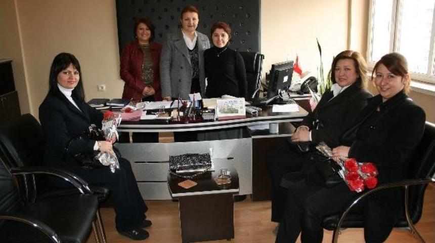 Geredeli Kadınlar Hastalara Karanfil Dağıttı