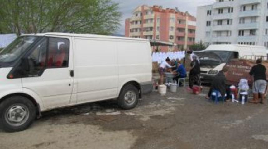 Sel Mağduru Pazarcılar, &Ccedil;amaşırlarını Sokak Ortasında Yıkadı