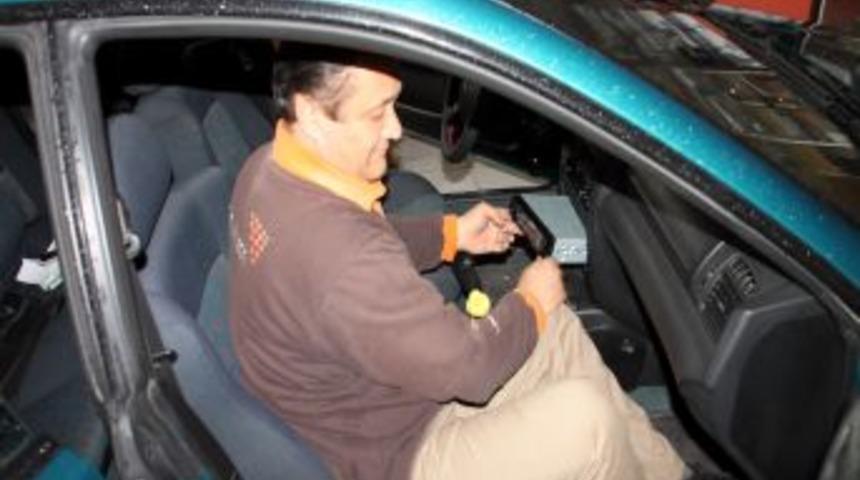 Hayvansever Esnaf 5 Yıldır B&uuml;t&uuml;n Işlerini Kanaryası Ile Birlikte Yapıyor