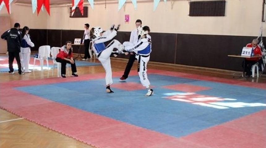 Kadına Şiddeti Tekme Atarak Protesto Ettiler