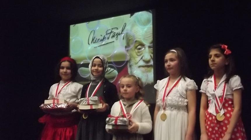 Necip Fazıl Kısak&uuml;rek Şiirlerini En G&uuml;zel Okumak I&ccedil;in Yarıştılar