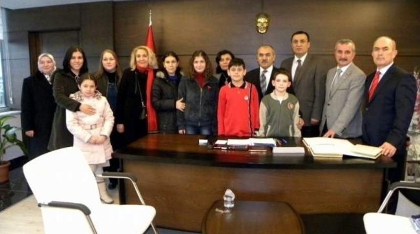 İstiklal Marşı&rsquo;nı G&uuml;zel Okuyanlar &Ouml;d&uuml;llendirildi