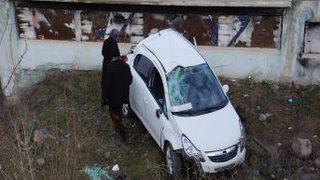 Otomobil, Gecekonduların Üzerine Düştü: Sürücü Yaralandı