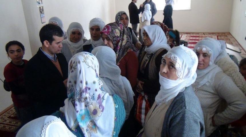 Fedakar Doktorlar, K&ouml;ylere Giderek Hastaları &Uuml;cretsiz Tedavi Ediyor