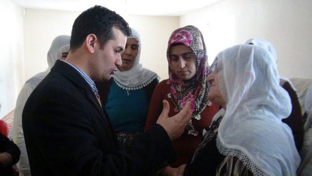 Fedakar Doktorlar, K&ouml;ylere Giderek Hastaları &Uuml;cretsiz Tedavi Ediyor 2