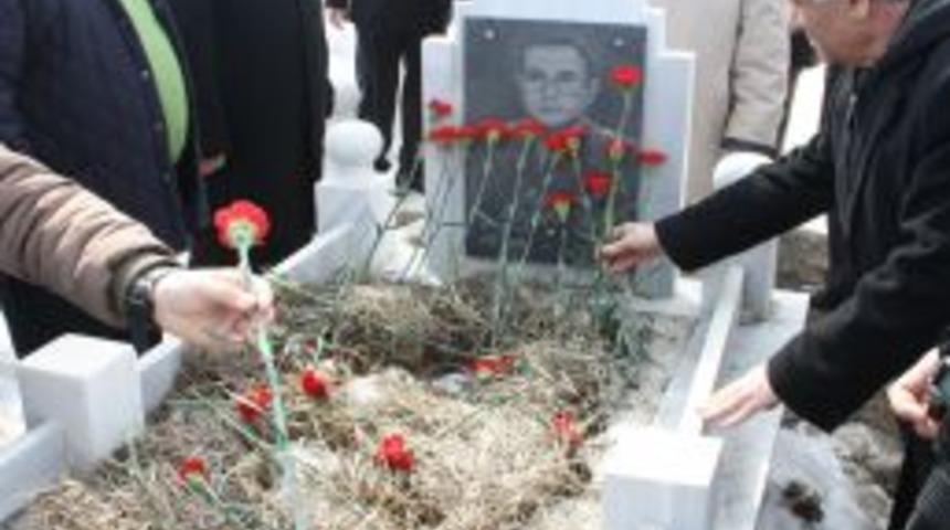 Merhum Gazeteci &Ouml;ner Daşdelen, &Ouml;l&uuml;m&uuml;n&uuml;n 5. Yıld&ouml;n&uuml;m&uuml;nde Anıldı