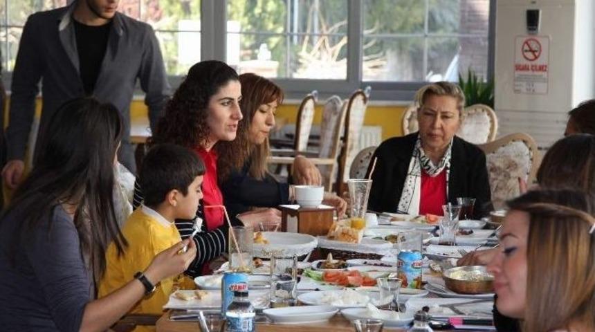 İnşaat M&uuml;hendisleri Odası Bayan &Uuml;yeleri Kahvaltıda Bir Araya Geldi