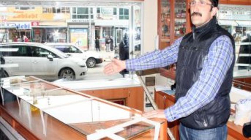 Emniyet Yakınındaki Kuyumcuyu Soydular