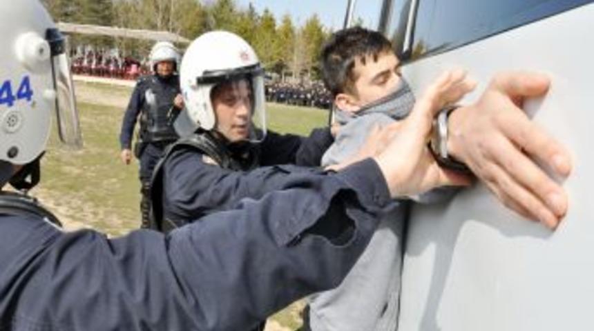 Polis Adaylarına Ger&ccedil;eğini Aratmayan Tatbikat
