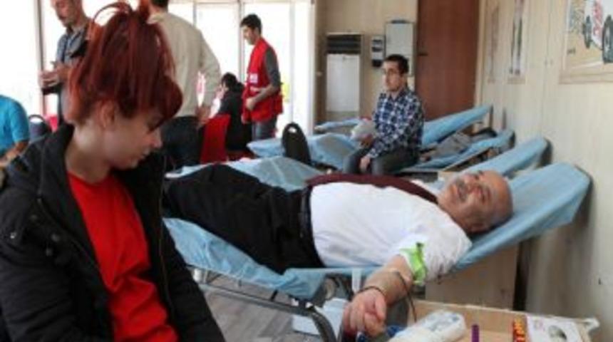 Prof. Dr. G&ouml;n&uuml;ll&uuml;&rsquo;den Kan Bağışı Kampanyasına Destek