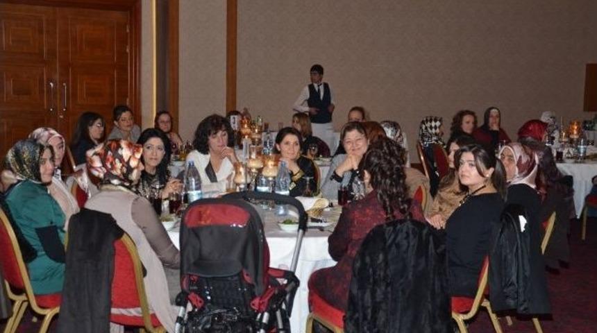 Polis Eşleri Yemekte Bir Araya Geldi