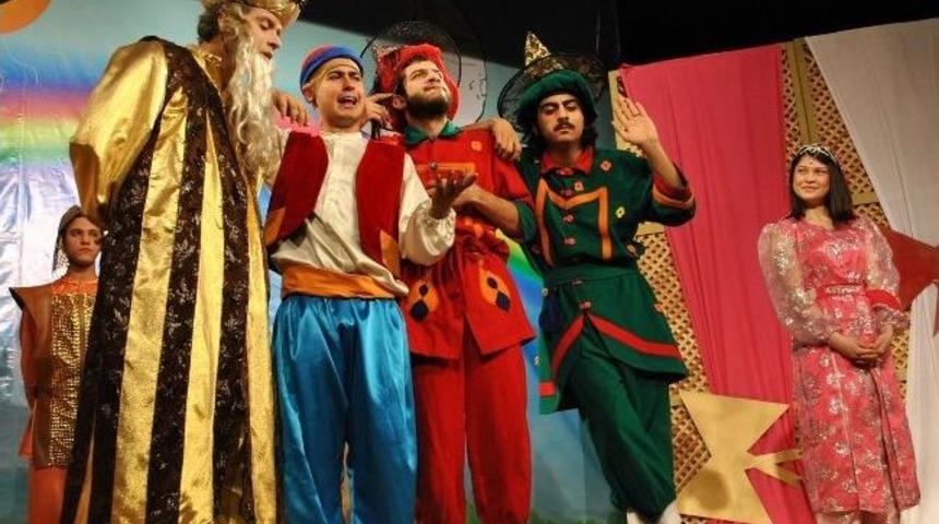 &Ccedil;ocuklar İlk Kez Tiyatro İzledi