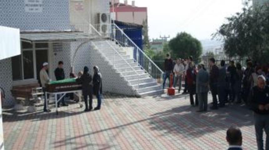 Kaynanası Tarafından &Ouml;ld&uuml;r&uuml;ld&uuml;ğ&uuml; Iddia Edilen Gelin Defnedildi