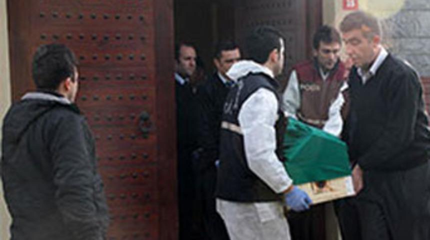 Tamire gittiği asans&ouml;r&uuml;n altında kaldı