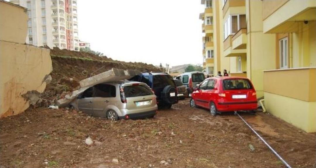 Duvarın Altında Kalan 15 Ara&ccedil; &Ccedil;ıkartılmayı Bekliyor