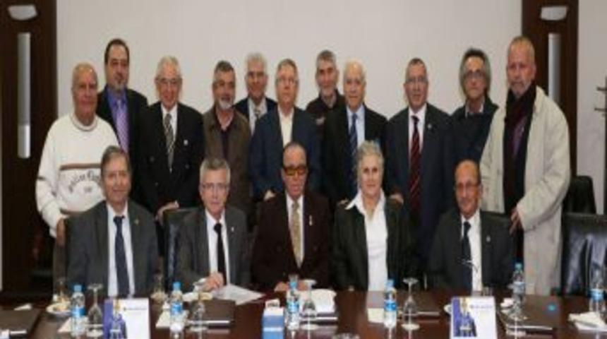 Eski Atletler Aziz Yıldırım'ı Ziyaret Etti