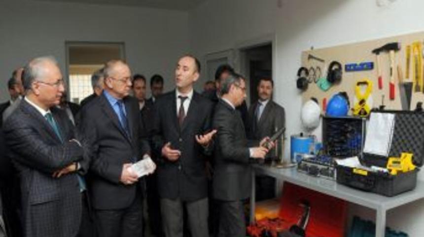 Manisa'da Deprem Et&uuml;t Merkezi Ve Yapı Laboratuvarı A&ccedil;ıldı