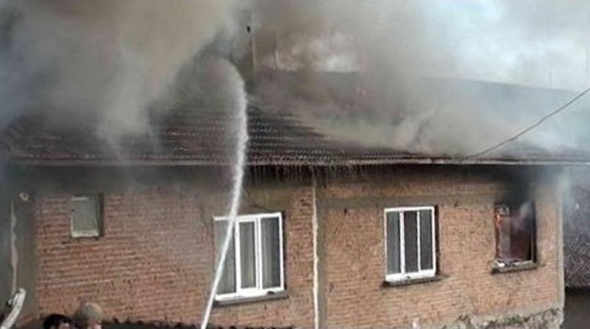 2 Katlı Ahşap Ev Alevlere Teslim Oldu