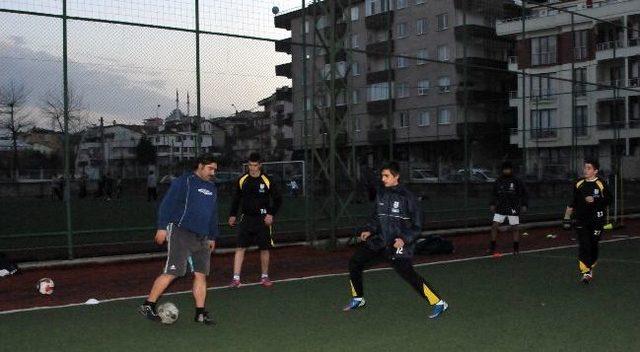 Fenerbahçeli Eski Futbolcu Faruk, Yeşil Sahalara Döndü