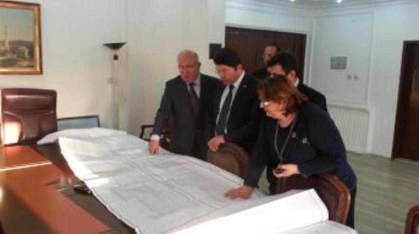 Sel&ccedil;uklu Mimarisinde Lise Binası