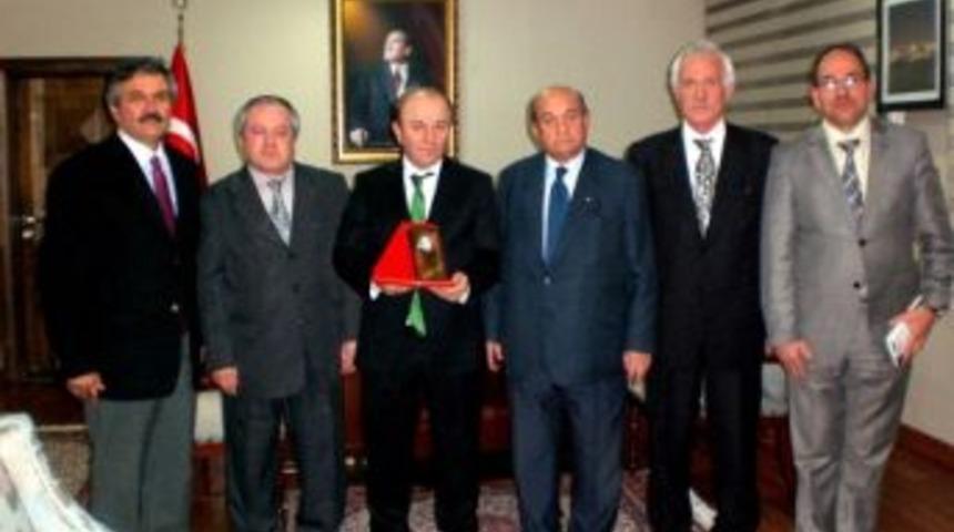 Tyb Erzurum Şubesi Vali &Ouml;zt&uuml;rk'e Plaket Verdi