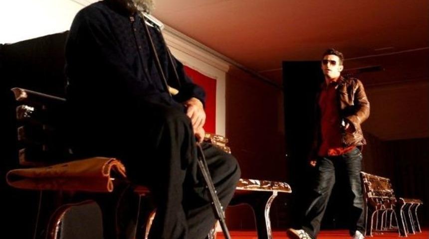 "&ouml;zlenen &Ccedil;anakkale Ruhu" Oyunu Alkış Aldı