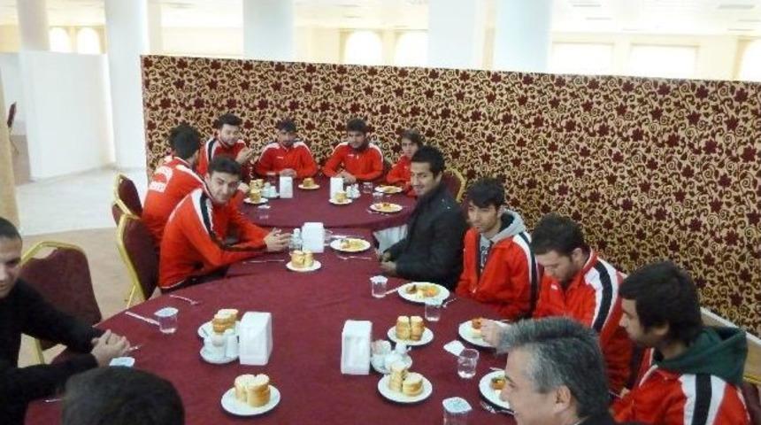 Ne&uuml; Sağlık, K&uuml;lt&uuml;r Ve Spor Dairesinden Futsal Takımı Sporcularına Kahvaltı