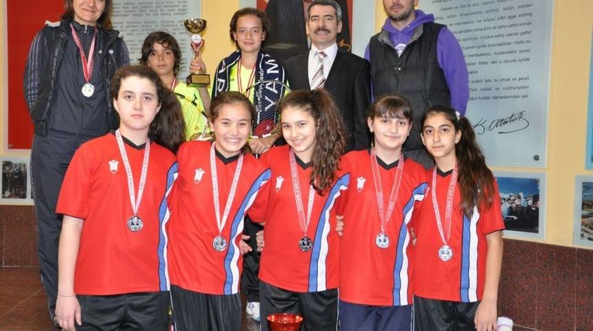 Karşıyaka Yamanlar Ortaokulu Badminton Ve Teniste İzmir Şampiyonu