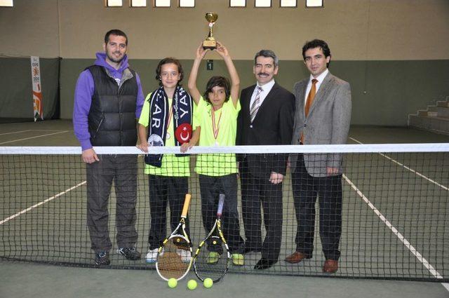 Karşıyaka Yamanlar Ortaokulu Badminton Ve Teniste İzmir Şampiyonu