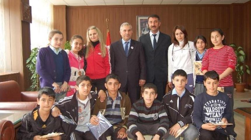 &Ouml;ğrenciler Mutluluklarını G&uuml;l İle Paylaştılar