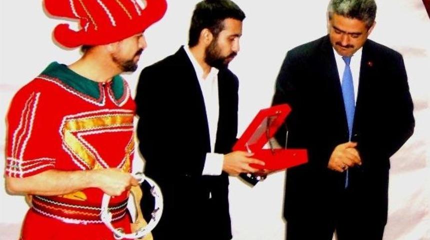 Nazilli Belediye Başkanı Alıcık&rsquo;a Tiyatro Yarın&rsquo;dan Plaket