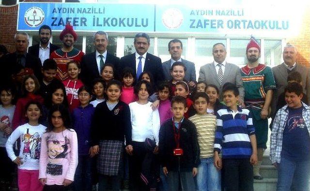 Nazilli Belediye Başkanı Alıcık’a Tiyatro Yarın’dan Plaket